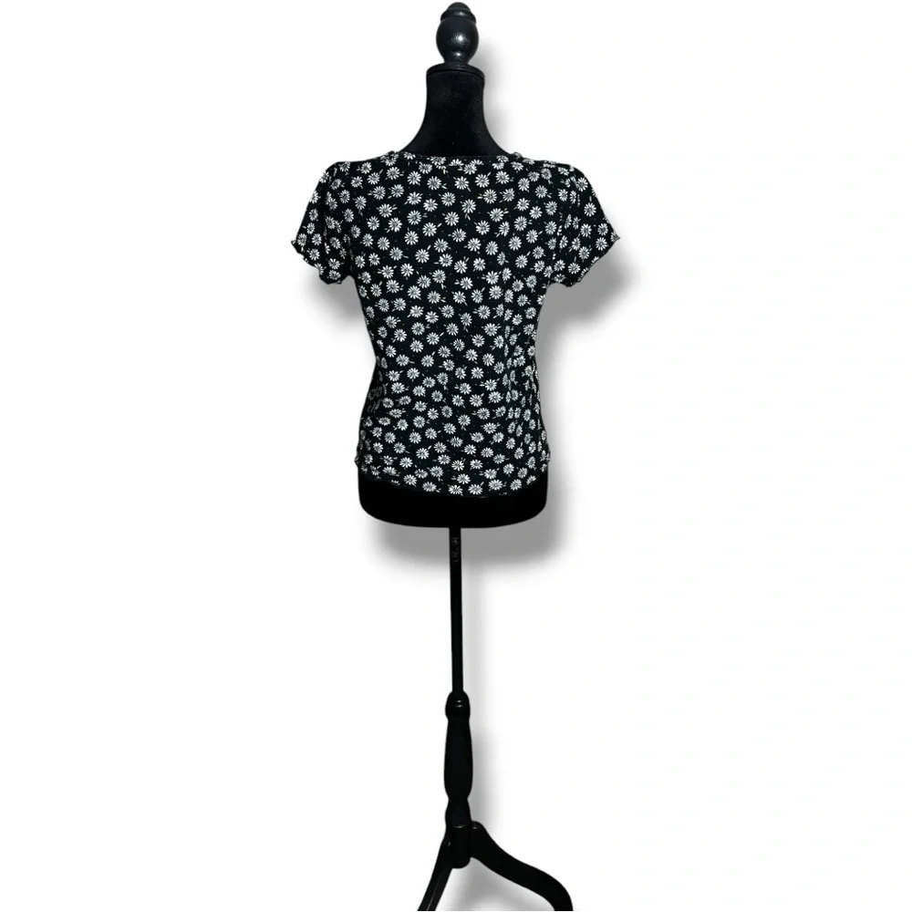 Old Navy Kids Black Short Sleeve Ruffle Hem Lightweight Tee w/White Daisy Print